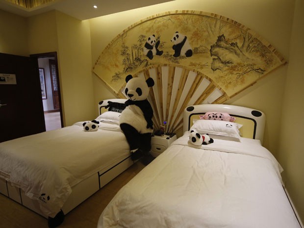 Funcionário vestido de panda apresenta o hotel temático sobre o urso na China (Foto: Reuters/China Daily)