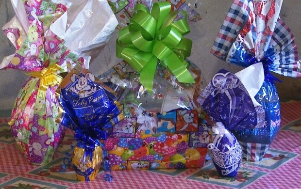 As doceiras fabricam ovos caseiros de diversos tamanhos e montam cestas por encomenda. (Foto: Roraima TV)