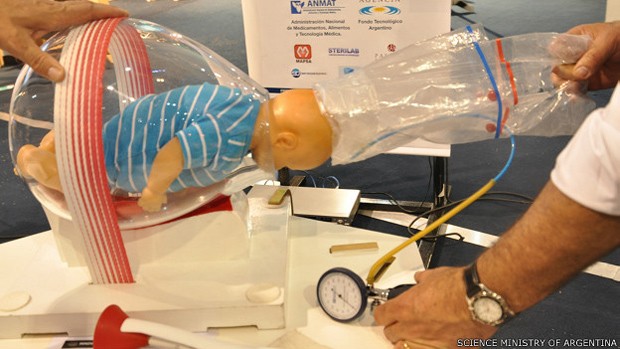Embalagem de nylon auxilia partos complexos  (Foto: Science Ministry of Argentina/BBC)