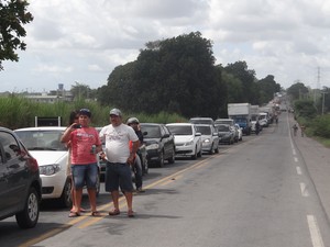 Longa fila de engarrafamento se formou na rodovia.  (Foto: Henrique Pereira/G1)