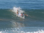 Paulinho Vilhena pega onda e sol em praia do Rio