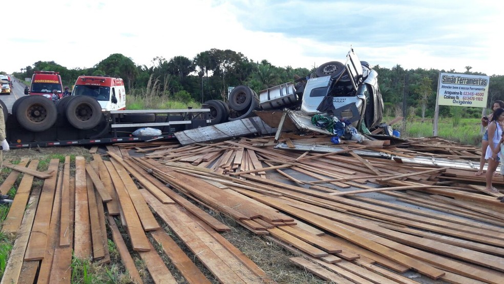 Caminhão carregado com madeira tomba na BR-153 (Foto: Corpo de Bombeiros/Divulgação)