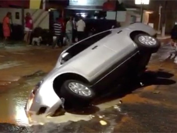Carro foi engolido por cratera na avenida Afonso Pena, em Natal, RN (Foto: Reprodução/Inter TV Cabugi)