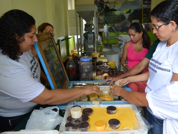 Óleo vegetal produzido em Mâncio Lima é extraído de frutos da Amazônia (Foto: Francisco Rocha/G1)