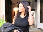 Kim Kardashian exibe sutiã após almoço e irmã se esconde de fotos