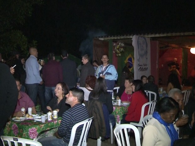 Amigos e familiares confraternizaram ao som de MPB (Foto: Reprodução / TV Tribuna)