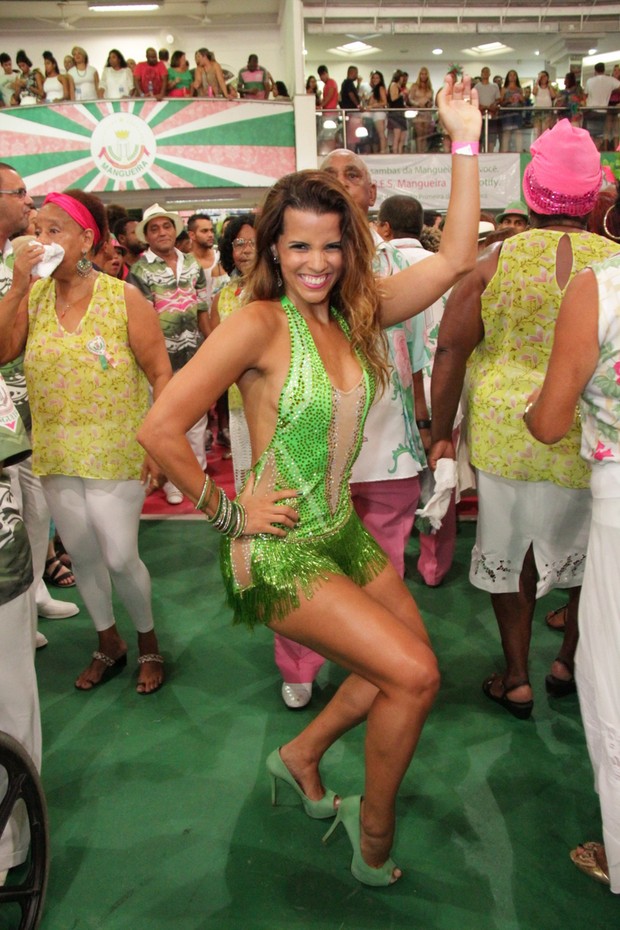 Ego Renata Santos Ostenta Cinturinha Fina Em Noite De Samba No Rio