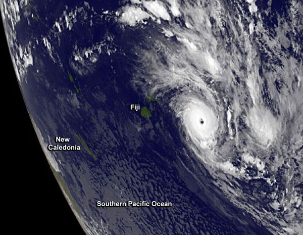 Imagem mostra o ciclone tropical cobrindo a ilha de Tonga. (Foto: HO / NASA/NOAA GOES PROJECT / AFP)