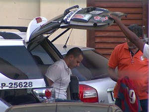 Guilherme Longo é colocado em camburão da Polícia Civil após prestar depoimento na DIG (Foto: Mauricio Glauco/ EPTV)