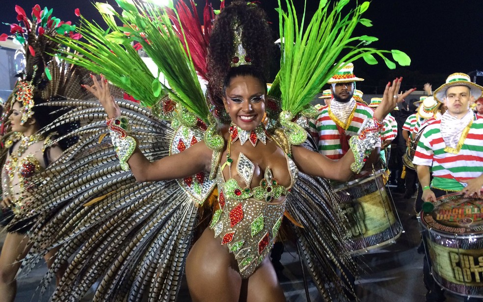 Tarine Gomes, rainha da X-9 Paulistana (Foto: Paulo Toledo Piza/G1)