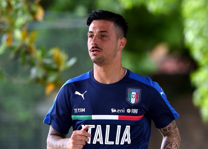 Armando Izzo, que integra a lista de pré-convocados da Itália para a Euro, está na lista de investigados. Ele era capitão do Avellino nas duas partidas (Foto: Getty Images)