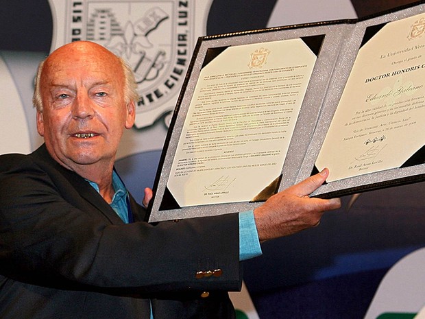 Eduardo Galeano mostra o diploma do título honoris causa concedido a ele pela Universidade Veracruzana em Jalapa, no México, em março de 2009 (Foto: Pablo Spencer/AFP/Arquivo)