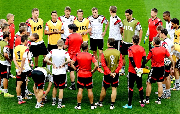 Joaquin Low com jogadores no treino Alemanha no Mineirão (Foto: AP)