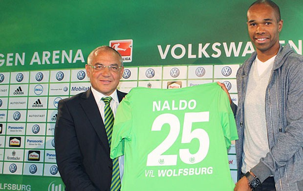 Naldo é apresentado no Wolfsburg (Foto: Divulgação)