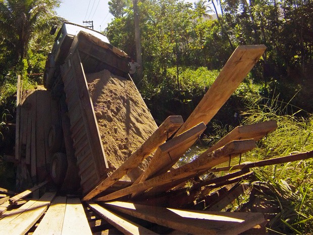 G1 Caminhão carga em excesso quebra ponte e cai em córrego