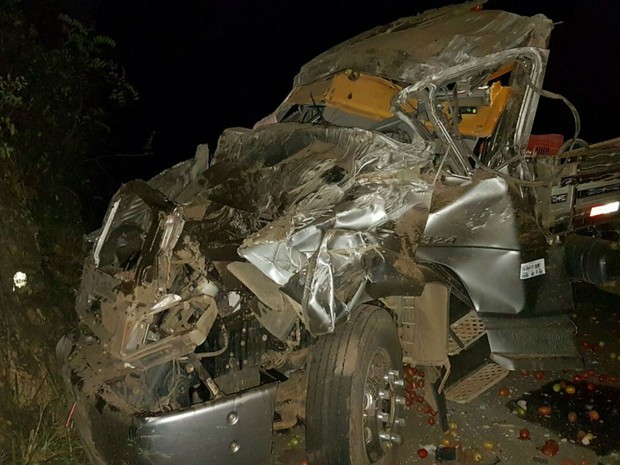 Acidente aconteceu na madrugada desta sexta-feira (Foto: Augusto Urgente)