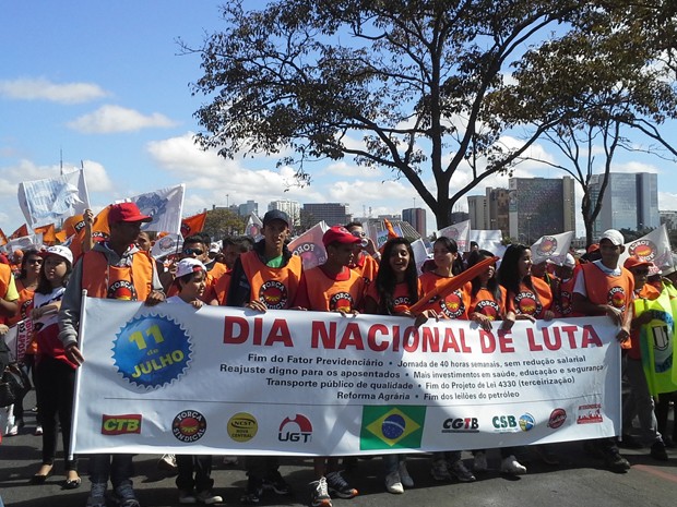 Representantes da Força Sindical e de outras centrais de trabalhadores realizam passeata na Esplanada dos Ministérios, em Brasília (Foto: Gabriella Julie/G1)