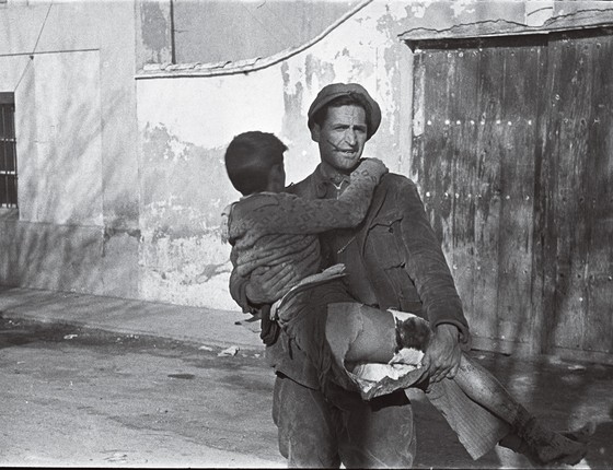 Soldado carrega menino ferido (Capa,1937/1938) (Foto: Robert Capa)