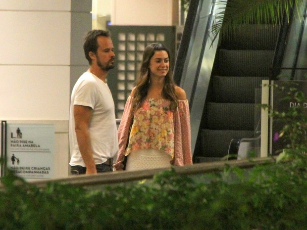 Paulo Vilhena e Thaila Ayala em shopping no Rio (Foto: Daniel Delmiro/ Ag. News)