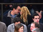 Mary-Kate Olsen assiste a jogo com o namorado, 16 anos mais velho