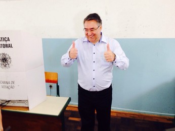 Governador de SC vota em Lages (Lucas Neves/RBS TV)