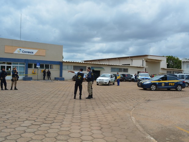 PRF e PM estiveram no local para esperar a perícia técnica da Polícia Federal (Foto: Hosana Morais/G1)