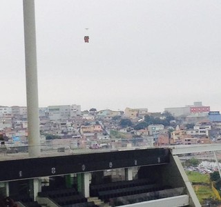 Drone com camisa do Guaraní-PAR sobrevoa arena durante Dérbi