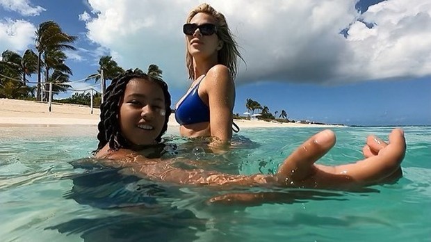 Khloé Kardashian mostra férias com North West (Foto: Reprodução / Instagram)