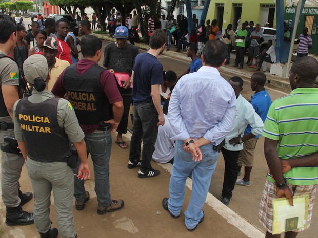 Haitianos se aglomeram em frente ao prédio da Receita Federal em Brasiléia (AC) (Foto: Alexandre Lima/arquivo pessoal)