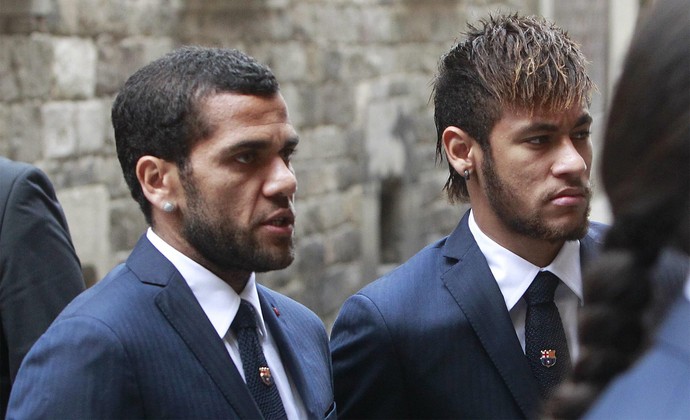 Daniel Alves e Neymar cerimonia Tito Vilanova (Foto: EFE)