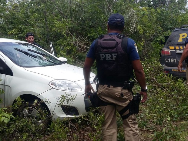 Veículo foi encontrado em um matagal das imediações do bairro Pedrinhas em São Luís (MA) (Foto: Divulgação/Polícia Rodoviária Federal) Veículo foi encontrado em um matagal das imediações do bairro Pedrinhas em São Luís (MA) (Foto: Divulgação/Polícia Rodoviária Federal)
