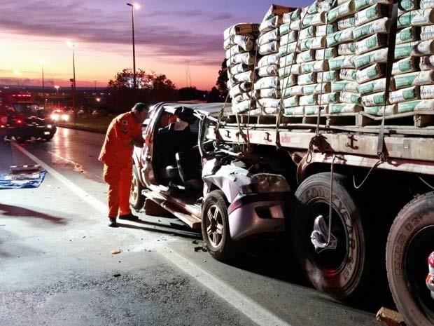 Bombeiro trabalha no resgate de vtimas de acidente envolvendo caminhonete e caminho no DF (Foto: Corpo de Bombeiros DF/Divulgao)