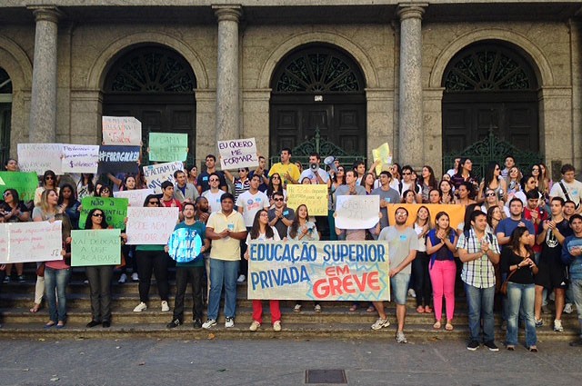 Alunos da Universidade Gama Filho fazem protesto no Rio nesta quarta-feira (25). (Foto: Isabela Marinho / G1)