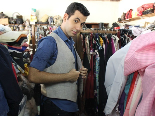 Juraci afirma que lava as roupas após a compra por causa do cheiro de mofo (Foto: Taísa Arruda/G1)