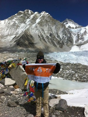 Eli Reimer em foto no Campo Base Sul do Everest (Foto: Elisha Foundation/AFP)