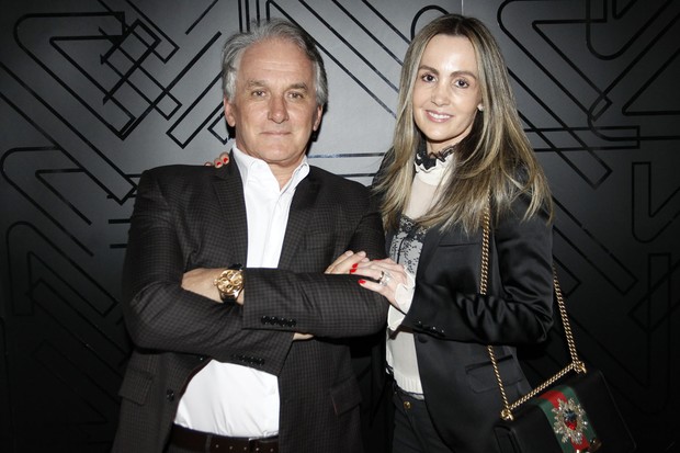 Otávio Mesquita com a mulher (Foto: Celso Tavares/EGO)
