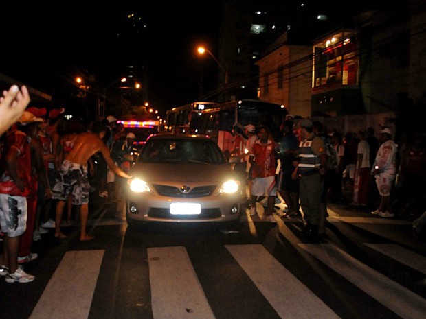 Confusão na frente do Náutico deixa torcedor baleado. (Foto: Aldo Carneiro / GloboEsporte.com)