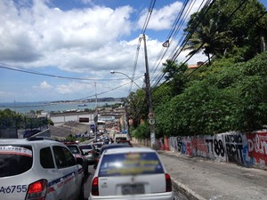Trânsito na Ladeira da Água Brusca, em Salvador (Foto: Alan Tiago/G1)