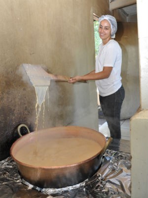 Dona de fábrica de doces em Anhanduí MS (Foto: Luiz Henrique/Sebrae-MS)