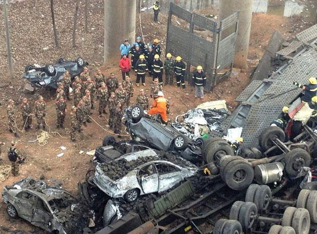 Carros e caminhões são vistos amontoados após a explosão e a queda da ponte (Foto: Reuters)