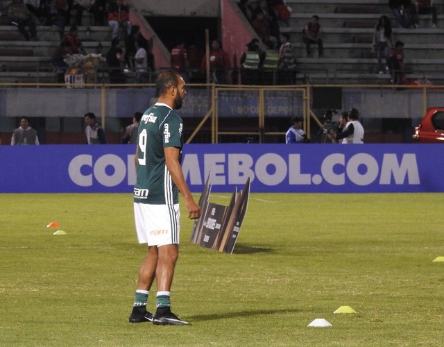 Fora até do banco, Alecsandro estuda propostas para deixar Palmeiras