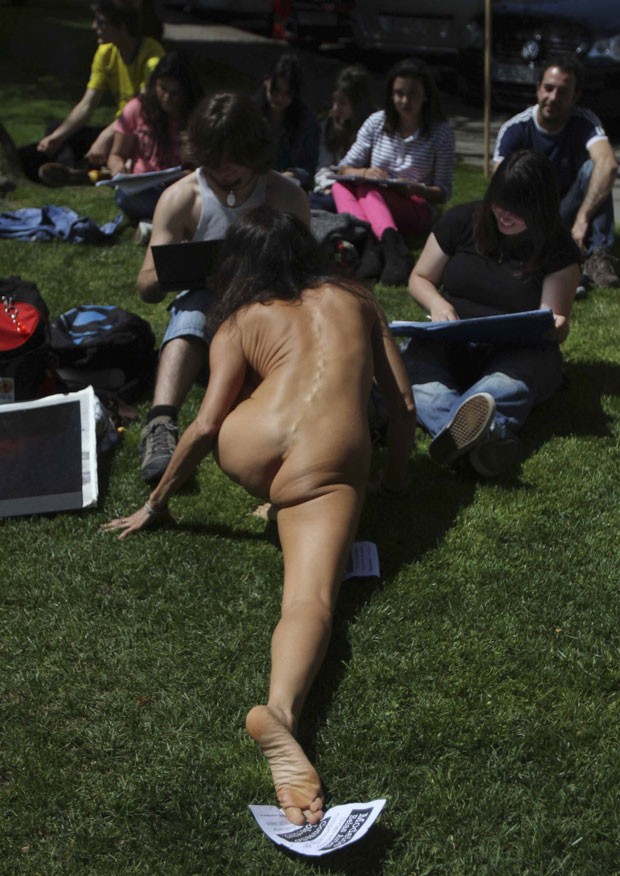 Acostumada a posar para ser retratada por artistas, a modelo Begona Garrido Dominguez inovou nesta quinta-feira (10) fazendo poses ao ar livre no centro da cidade de Pontevedra. (Foto: Miguel Vidal/Reuters)