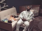 Kim Kardashian mostra North e Kanye West dormindo em loja 
