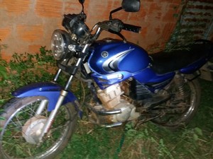 Moto foi roubada da vítima após o crime (Foto: Polícia Militar/Divulgação)