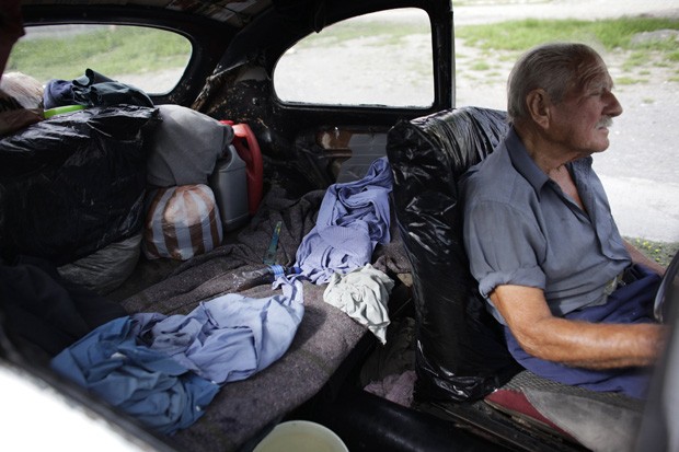 Senhor vive em carro de 46 anos em Apodaca, no México (Foto: Daniel Becerril/Reuters)