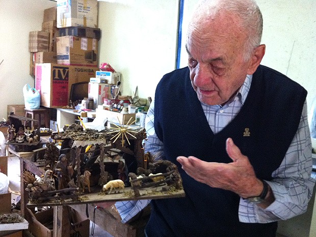 Antonio Haus, 92 anos, mostra um dos presépios que produziu para o Natal 2012 (Foto: Káthia Mello/G1)