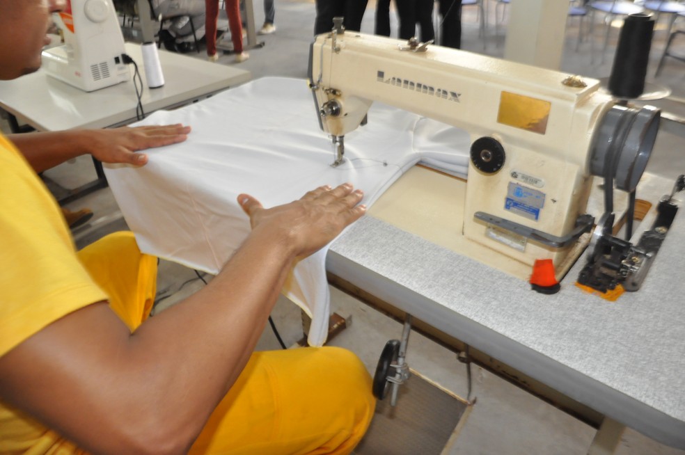 Preso aprende a costurar em oficina na Penitenciria Major Eldo S Corra, a Mata Grande, em Rondonpolis (Foto: Sejudh/MT)