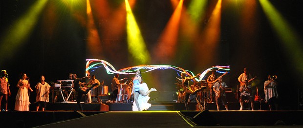 Cantora Ivete Sangalo e sua grande banda de apoio duranta apresentação no Paraguai (Foto: Norberto Duarte/AFP)