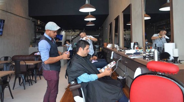 Barbeiro Salão e Bar: enquanto espera para cortar o cabelo, cliente pode tomar um drink (Foto: Sebrae/Reprodução)