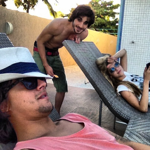 Fiuk aparece relaxando com Guilherme Boury e Sophia Abrahão (Foto: Reprodução/Instagram)